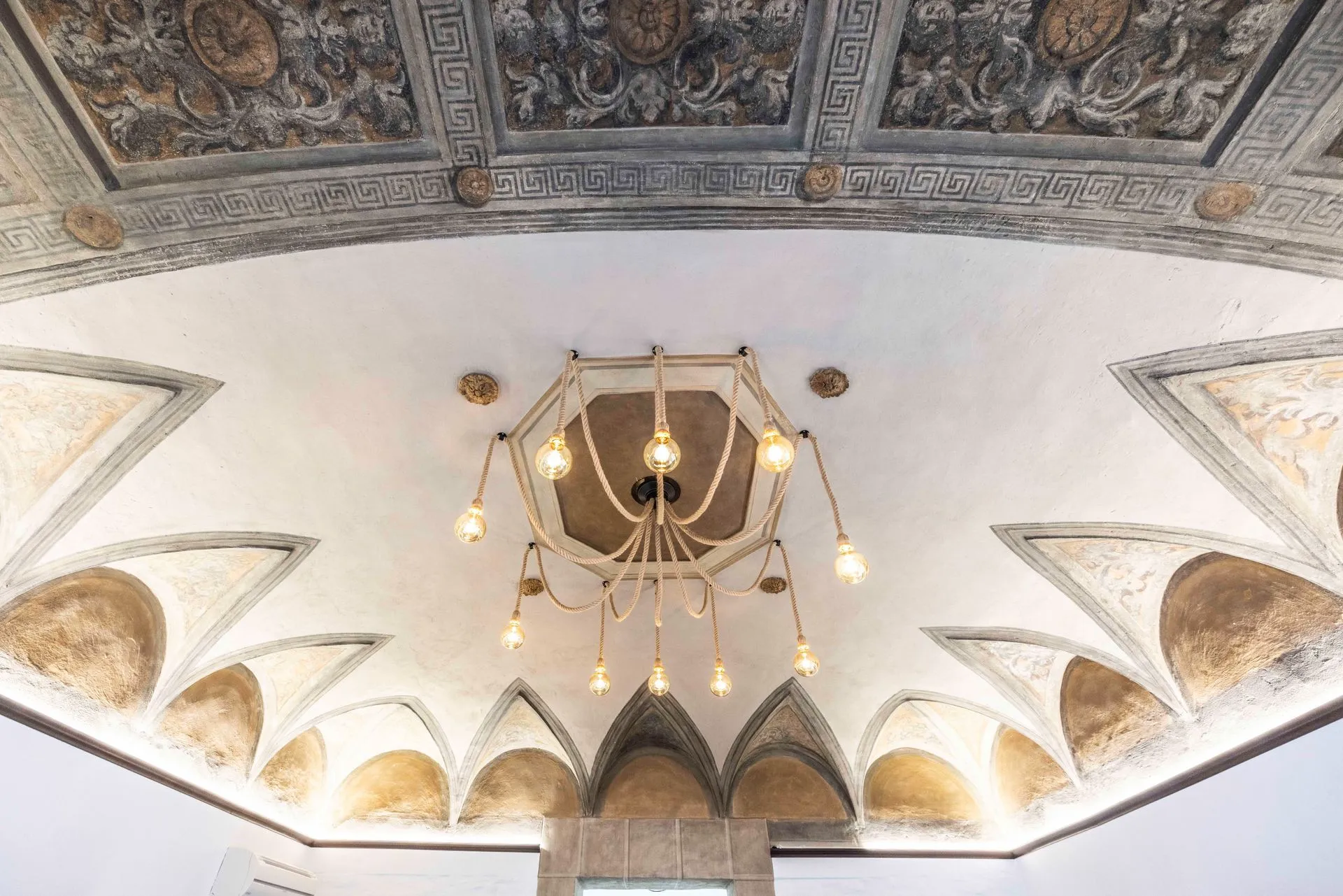 Soffitto decorato del ristorante