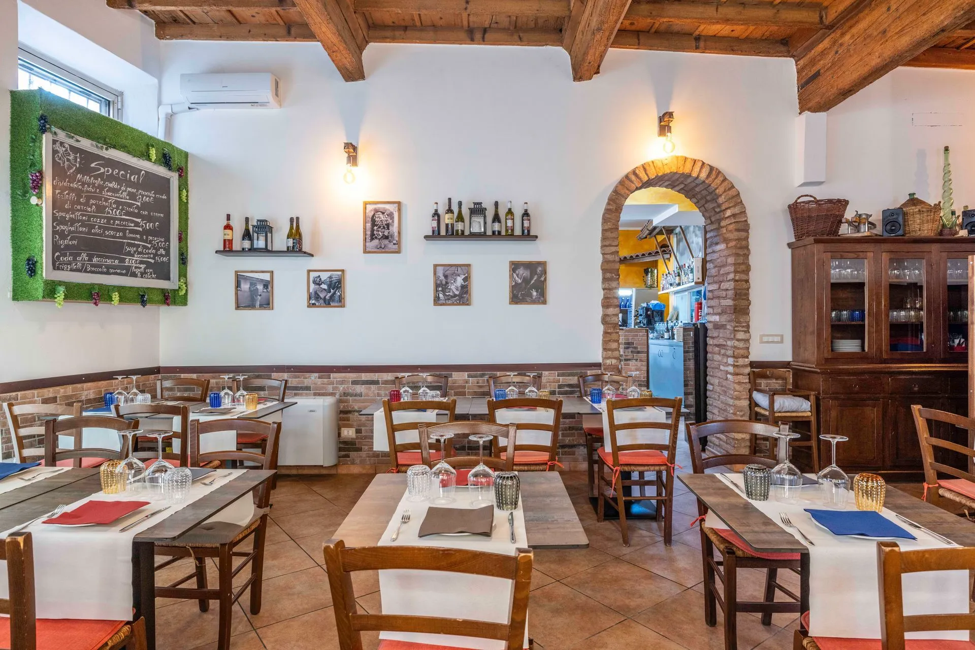 Interno della trattoria